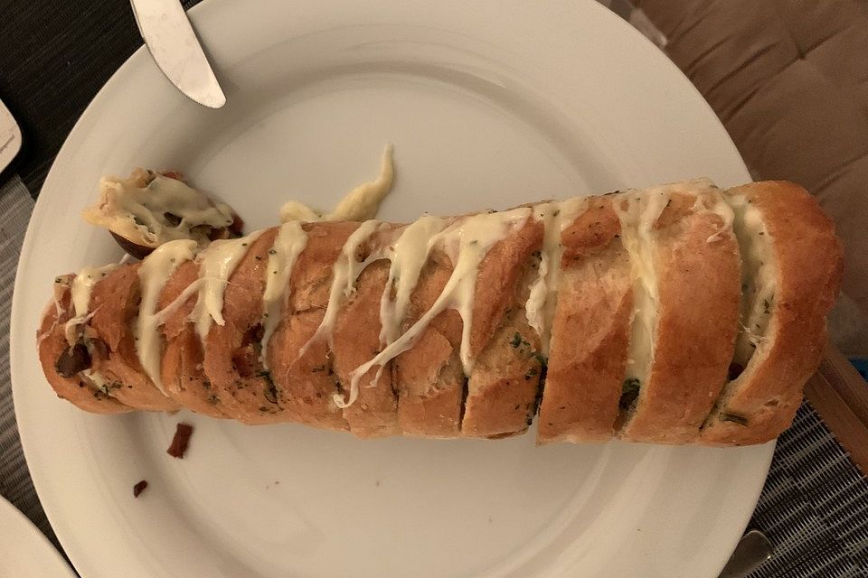 Knoblauchbaguette mit Hähnchen und Käse