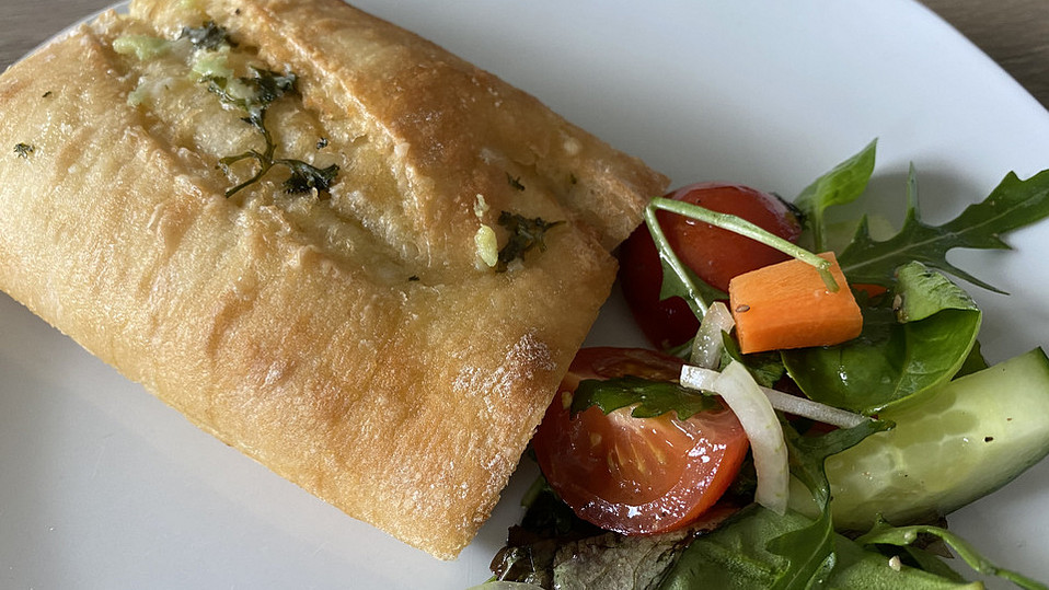 Knoblauchbaguette mit Hähnchen und Käse von MealClub Knoblauchbaguette mit Hähnchen und Käse von MealClub