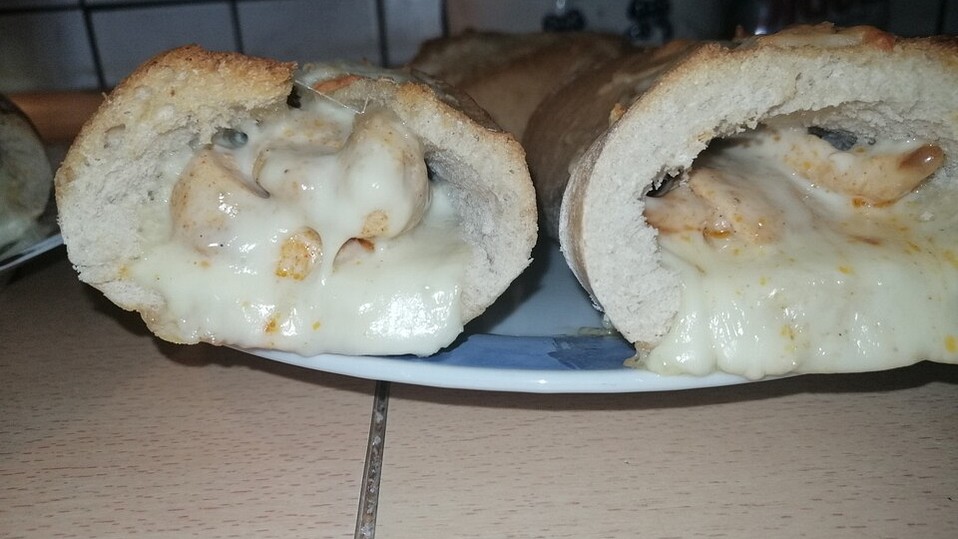 Knoblauchbaguette mit Hähnchen und Käse von MealClub Knoblauchbaguette mit Hähnchen und Käse von MealClub