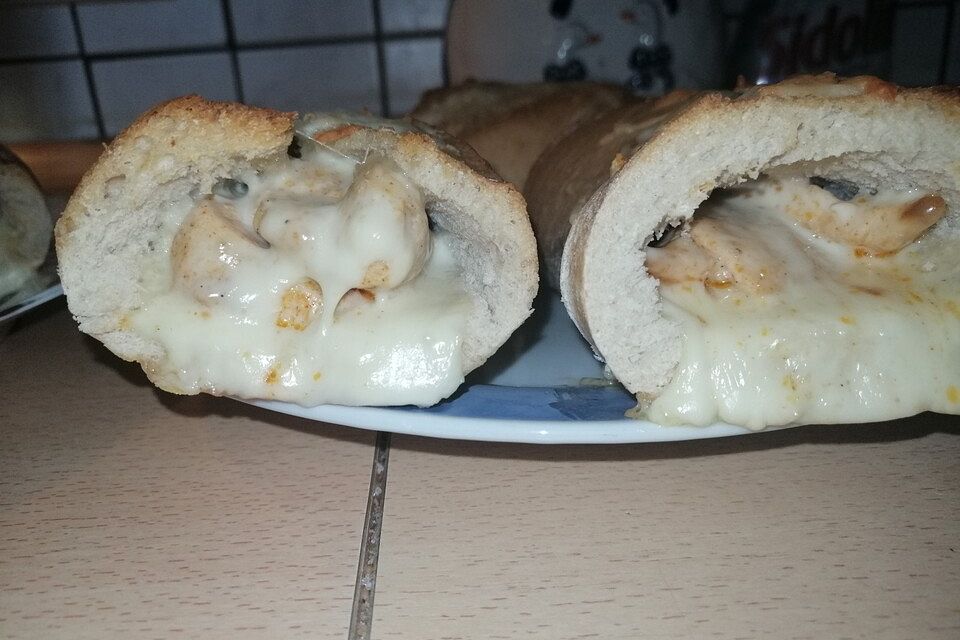 Knoblauchbaguette mit Hähnchen und Käse