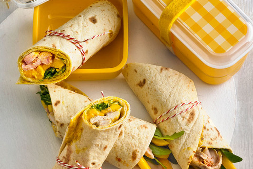 Hähnchen-Wrap mit Mango und Curry-Joghurt