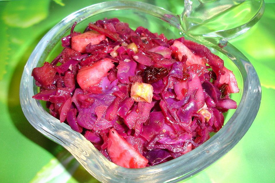 Rotkohlsalat mit Apfel, Cranberries und Walnüssen