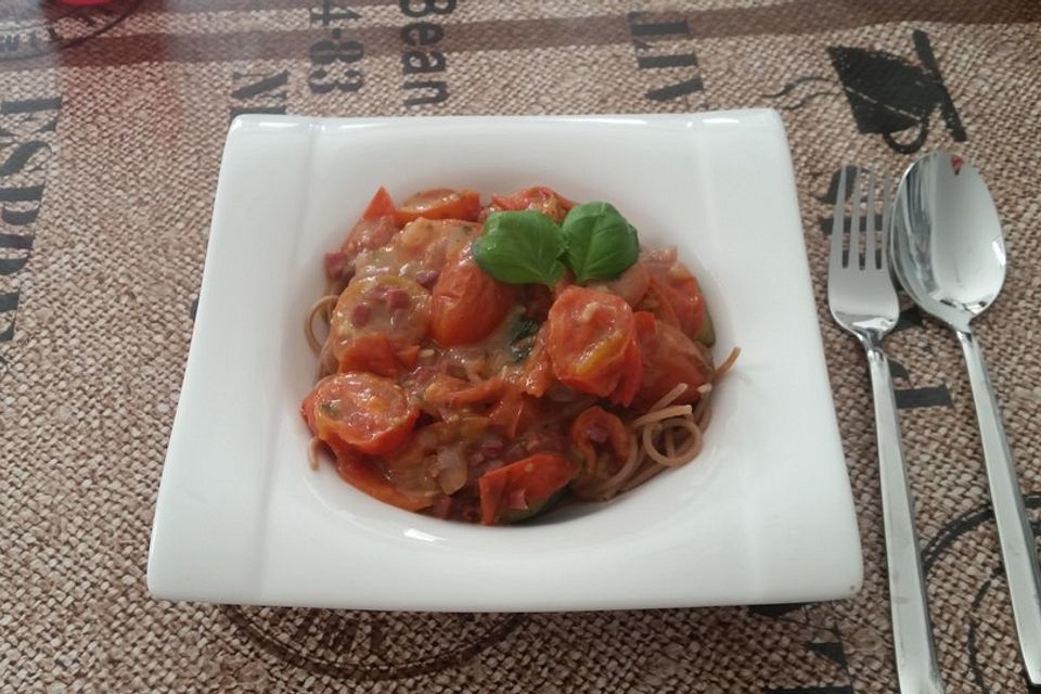 Spaghetti mit Tomaten und Zucchini