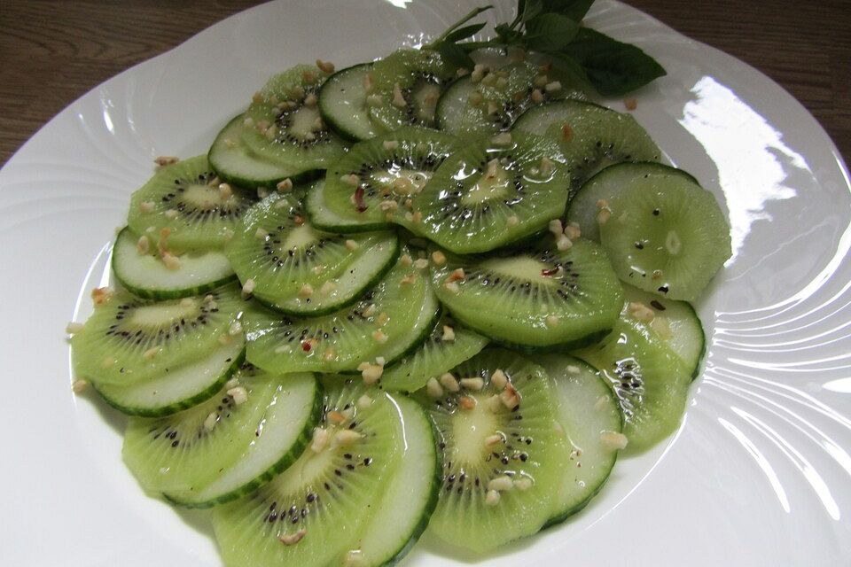 Gurken-Kiwi-Carpaccio mit gerösteten Mandeln