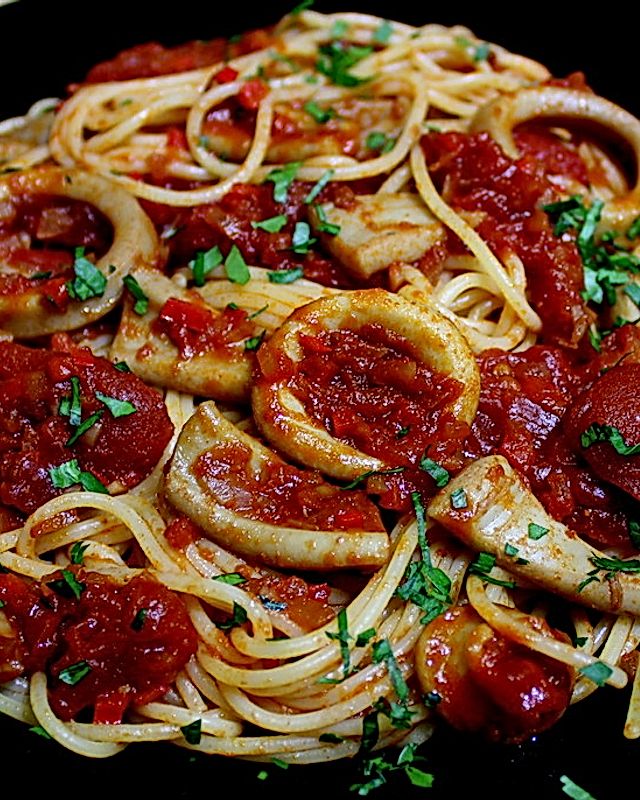 Spaghetti mit Tomaten-Tintenfisch-Sauce