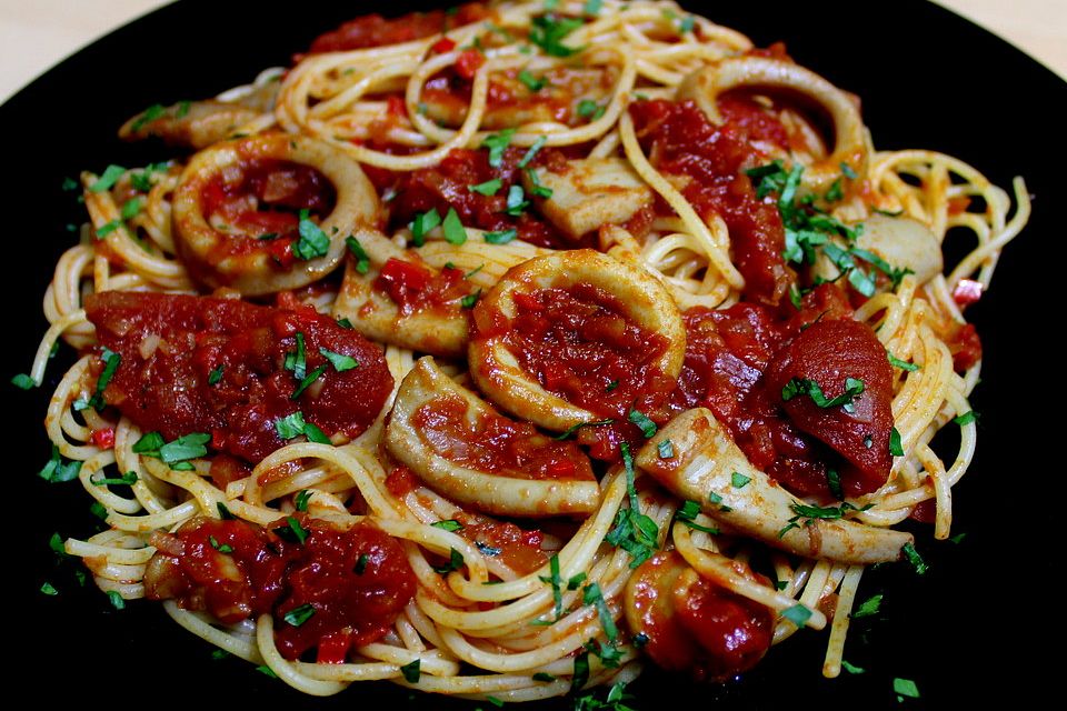 Spaghetti mit Tomaten-Tintenfisch-Sauce