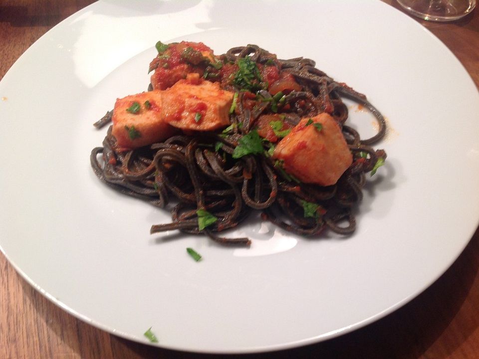 Spaghetti mit Tomaten-Tintenfisch-Sauce von JLoo| Chefkoch