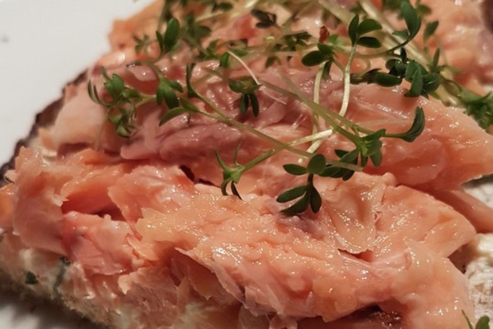 Geröstetes Bauernbrot mit Frischkäse und Kresse mit gezupfter Lachsforelle