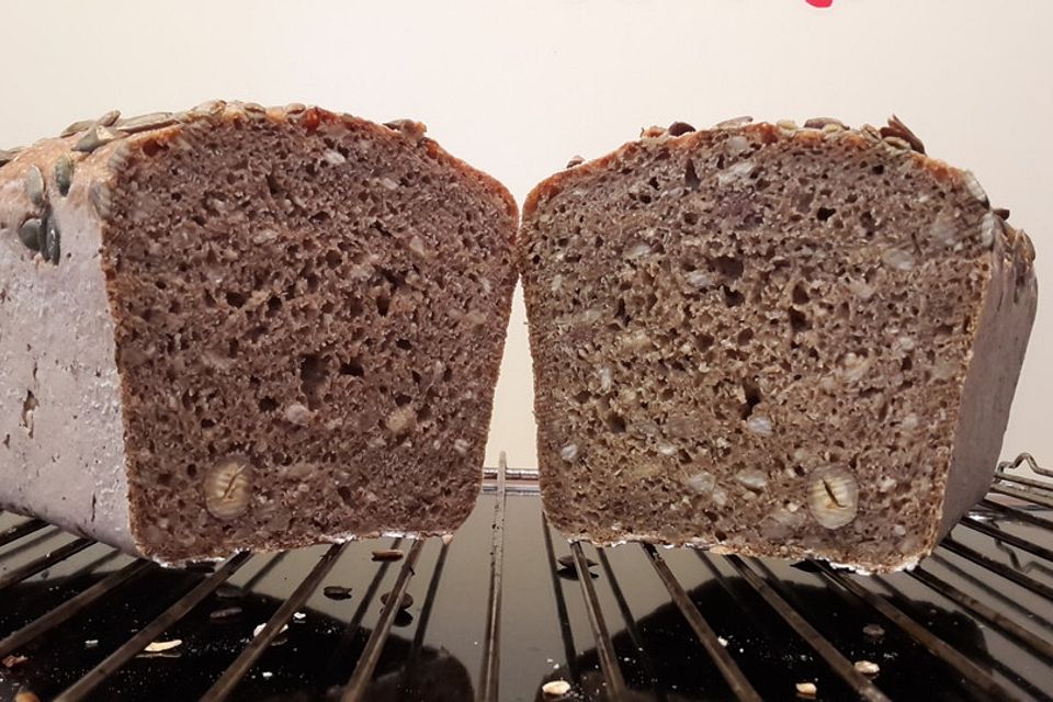 Roggen-Dinkel-Vollkornbrot mit Sauerteig