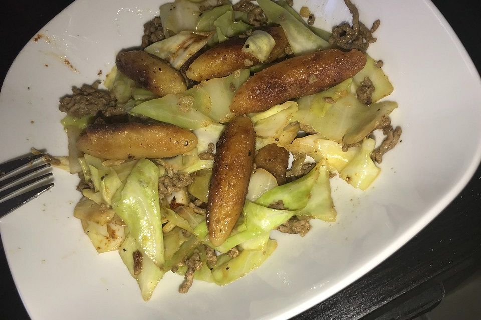 Schupfnudelpfanne mit Spitzkohl und Hackfleisch