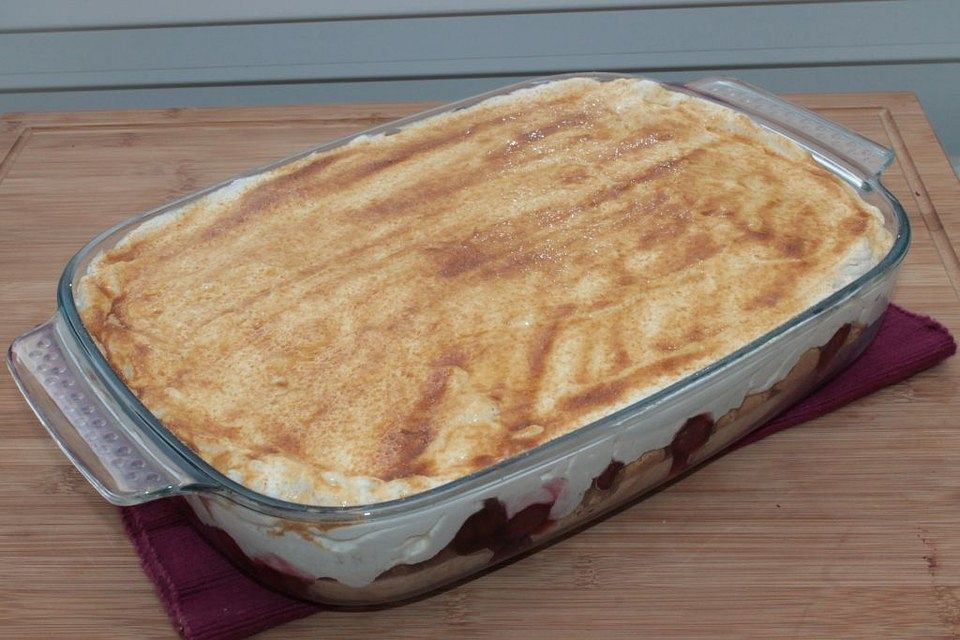 Süße Lasagne mit Kirschkompott und dreierlei italienischen Keksen