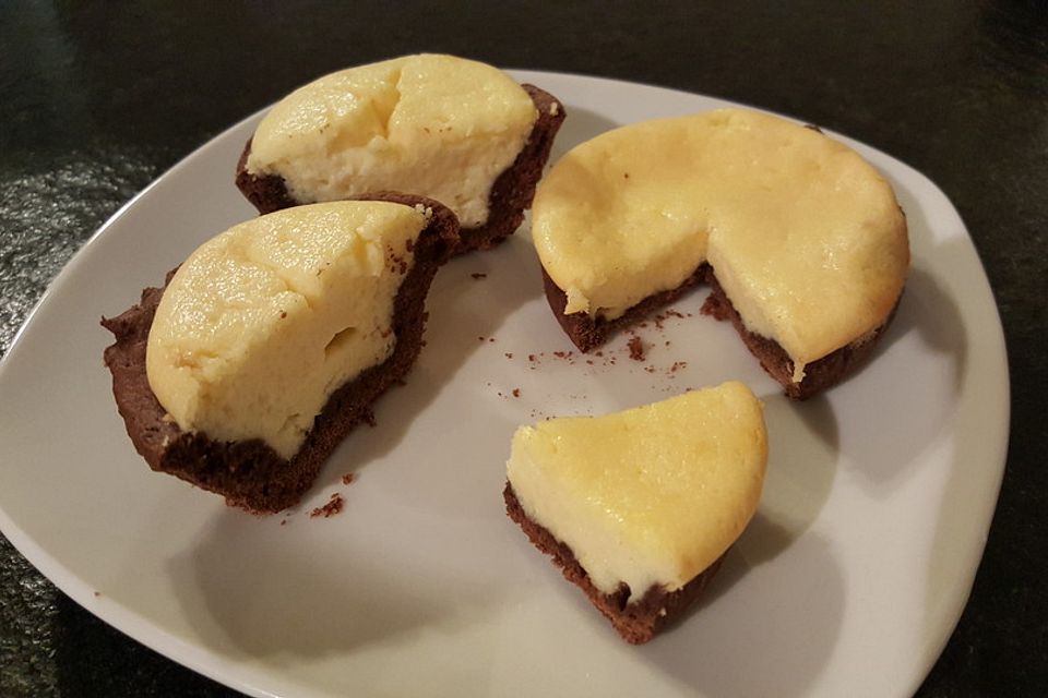 Käsekuchen-Muffins mit Schokoboden