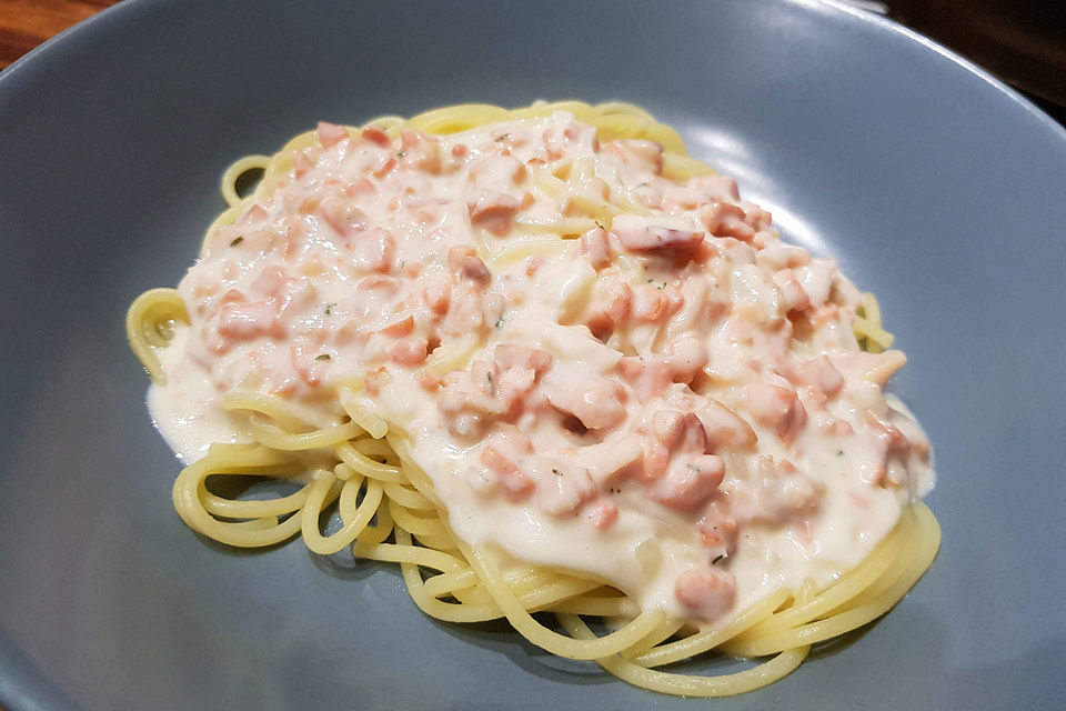 Spaghetti nach Art "Alfredo" mit Räucherlachs