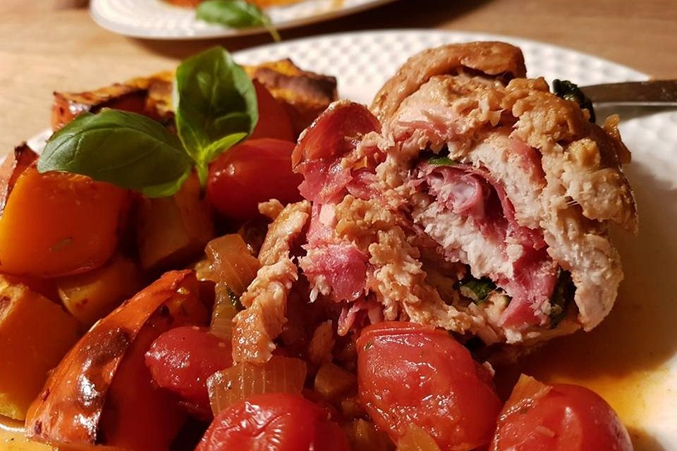 Putenrouladen "Tomate-Mozarella"  mit gebackenem Kürbis