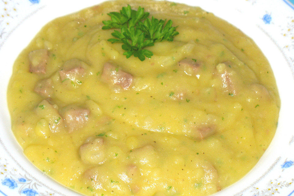 Omas Kartoffelsuppe mit Rindfleisch aus der Dose