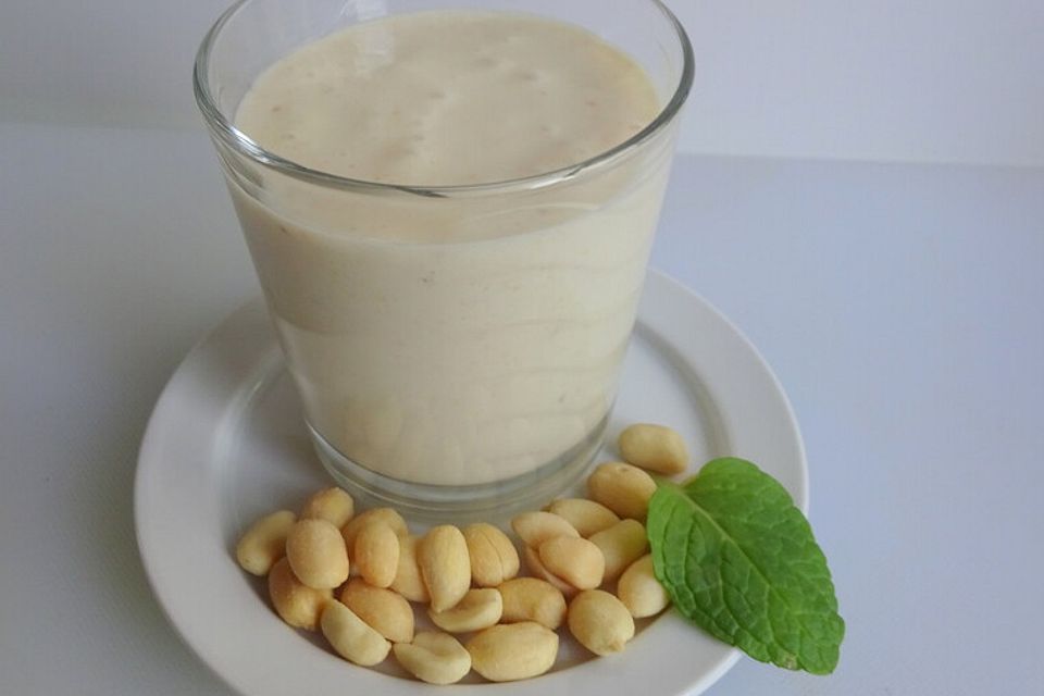 Bananen-Erdnuss-Quark-Proteinshake