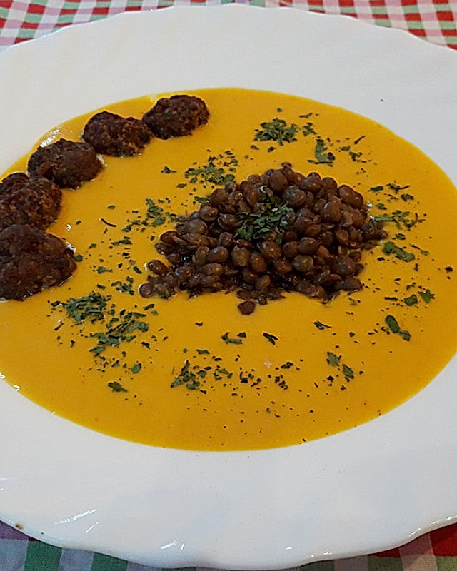 Kürbis-Käse-Suppe mit Hackbällchen und Linsen
