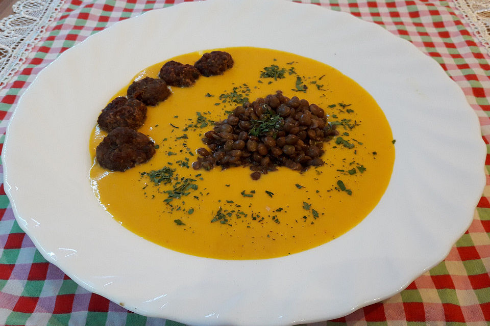 Kürbis-Käse-Suppe mit Hackbällchen und Linsen