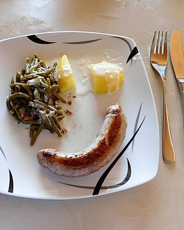 Frische Bratwurst mit Salzkartoffel, Prinzessbohnen und Sauce Béchamel