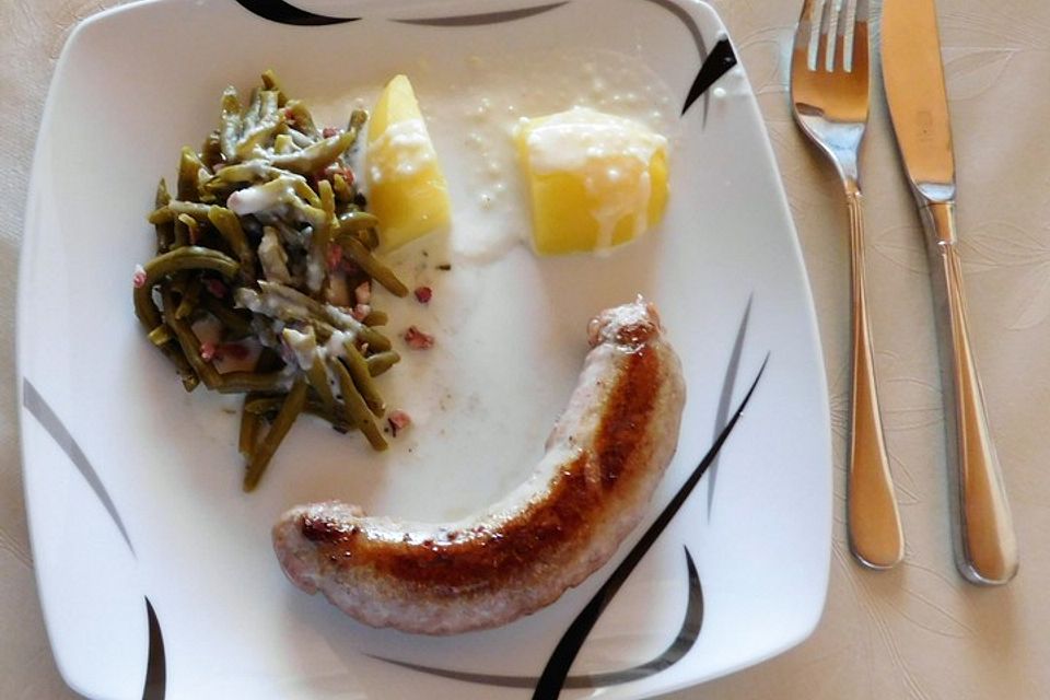 Frische Bratwurst mit Salzkartoffel, Prinzessbohnen und Sauce Béchamel