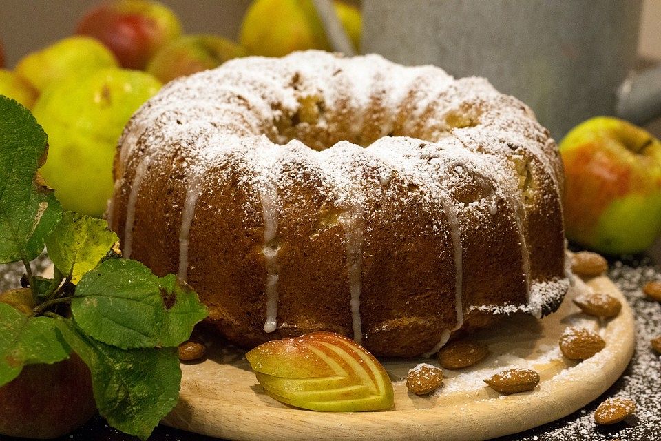 Apfel-Gugelhupf mit Mandeln und Dinkelmehl