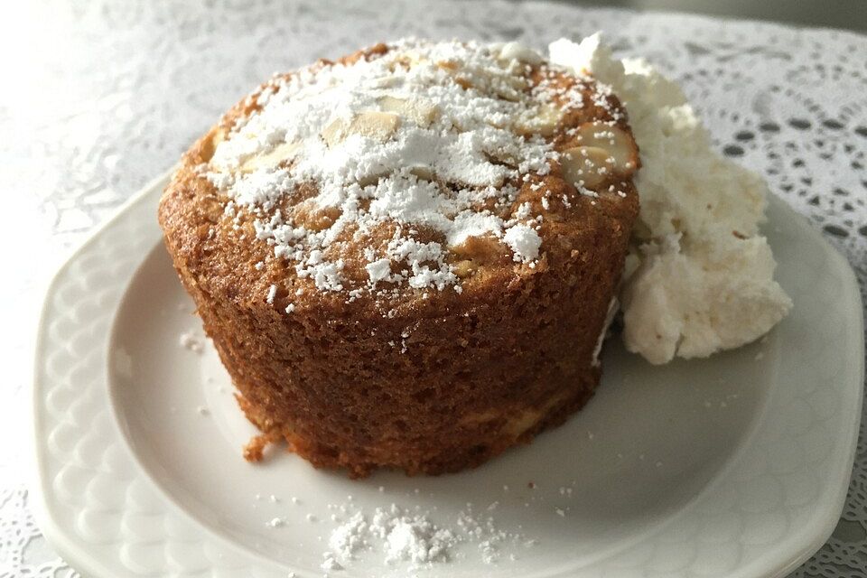 Apfel-Gugelhupf mit Mandeln und Dinkelmehl