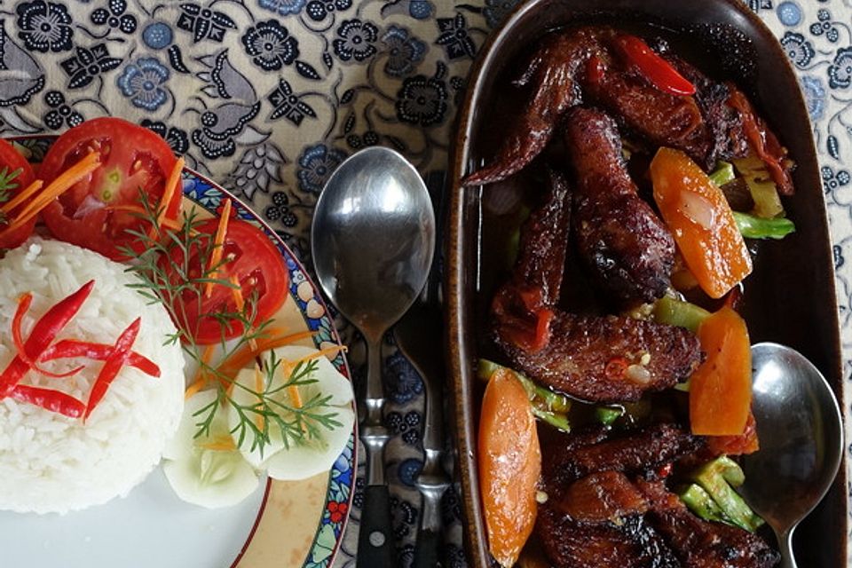 Sayap Ayam asam manis dengan nasi putih ala Hongkong