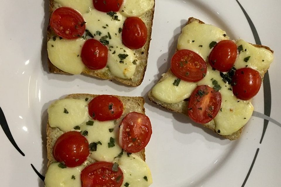 Überbackene Tomate-Mozzarella-Brote mit Crème fraîche