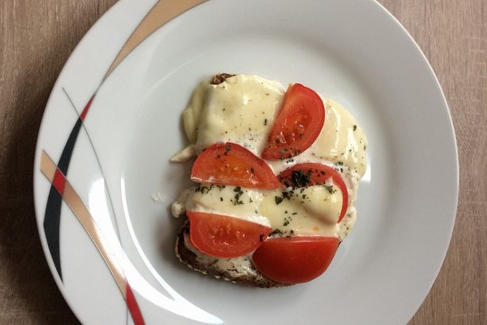 Überbackene Tomate-Mozzarella-Brote mit Crème fraîche