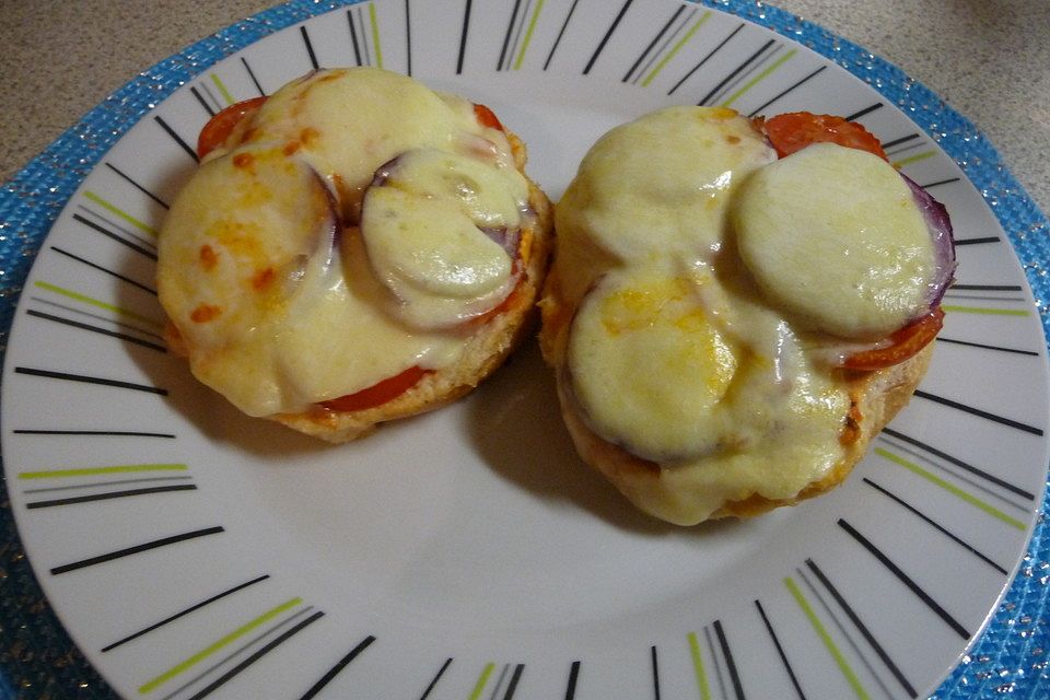 Überbackene Tomate-Mozzarella-Brote mit Crème fraîche