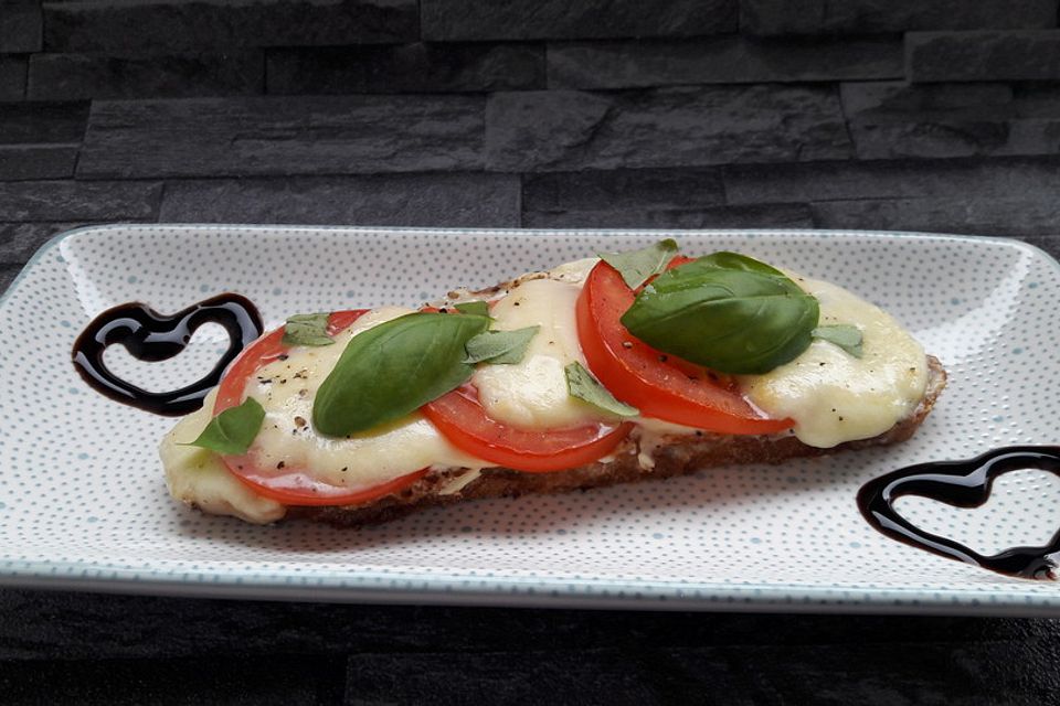 Überbackene Tomate-Mozzarella-Brote mit Crème fraîche