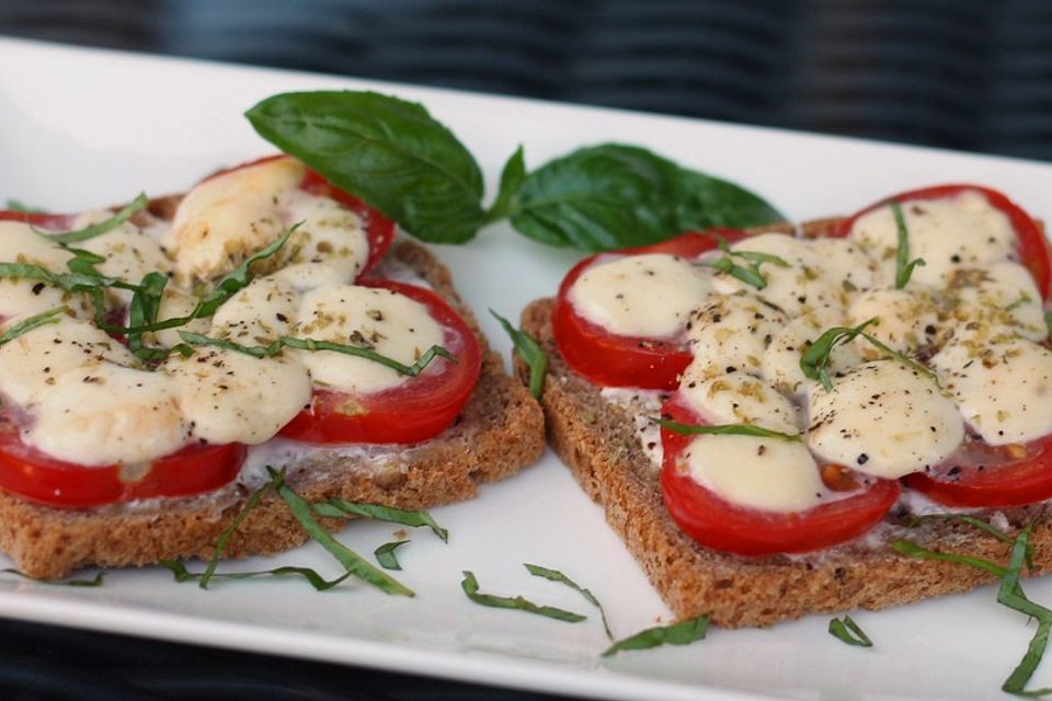 Überbackene Tomate-Mozzarella-Brote mit Crème fraîche