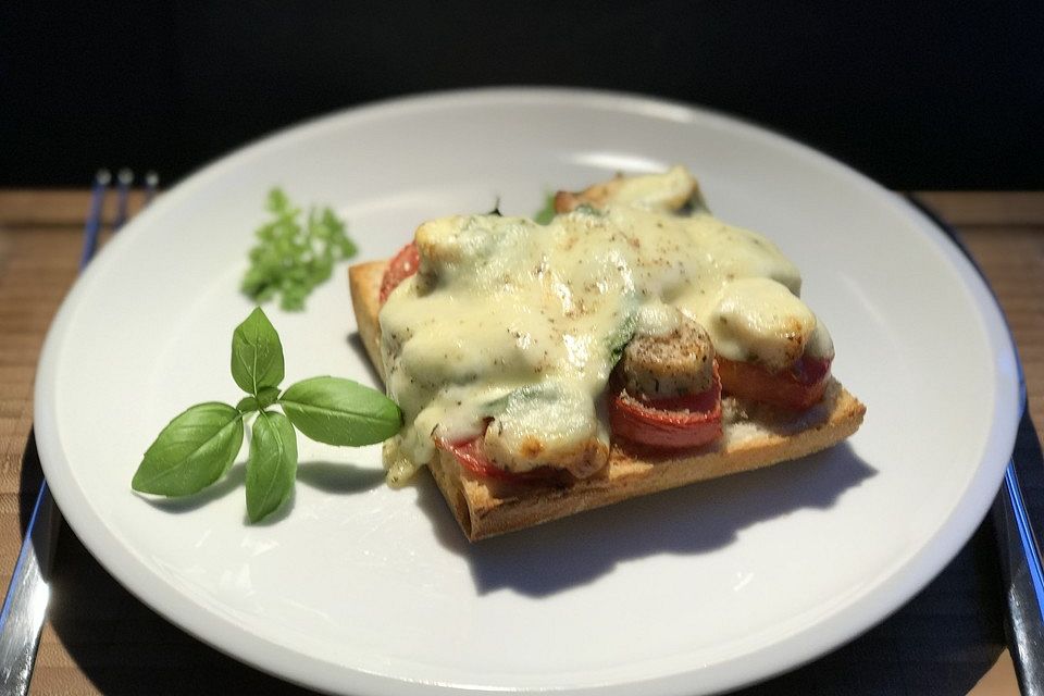 Überbackene Tomate-Mozzarella-Brote mit Crème fraîche