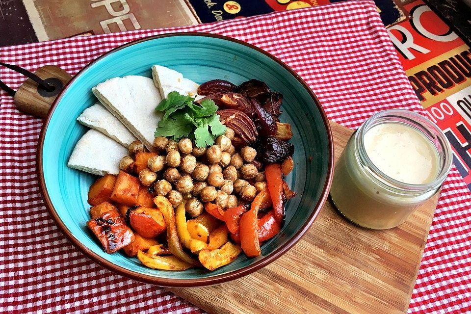 Herbstliche Veggie-Bowl mit Kürbis