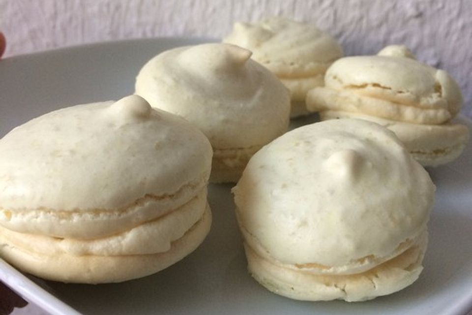 Vanillemacarons mit einer Ganache aus weißer Schokolade mit Orangennote