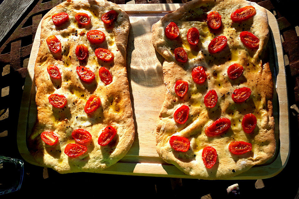 Dinkel-Focaccia mit Tomate und Feta