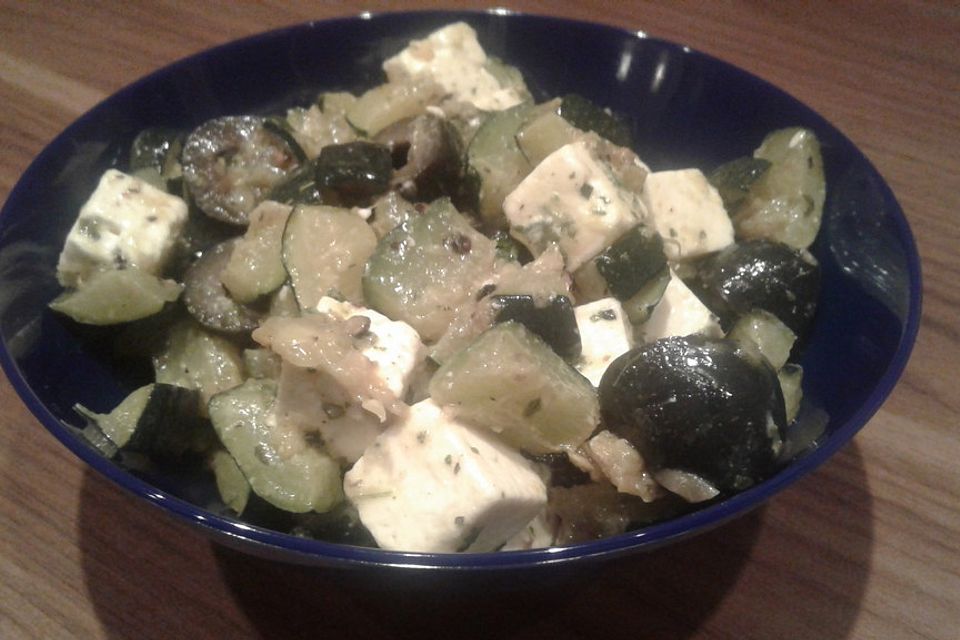 Zucchini-Salat mit Feta und Oliven