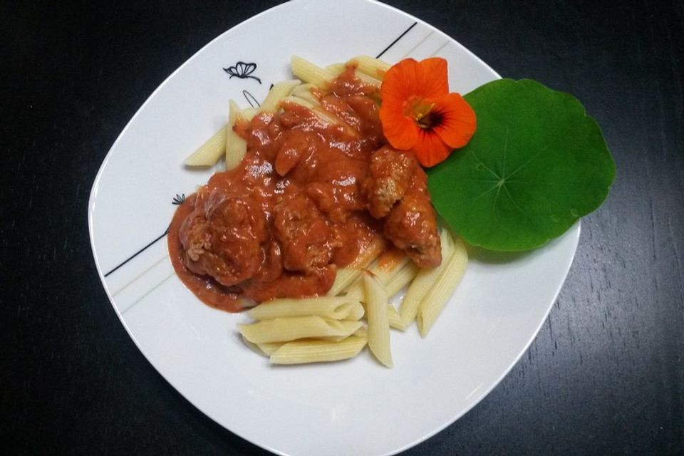 Nudeln mit Tomatensauce und Hackbällchen