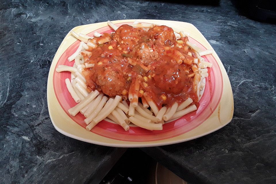 Nudeln mit Tomatensauce und Hackbällchen