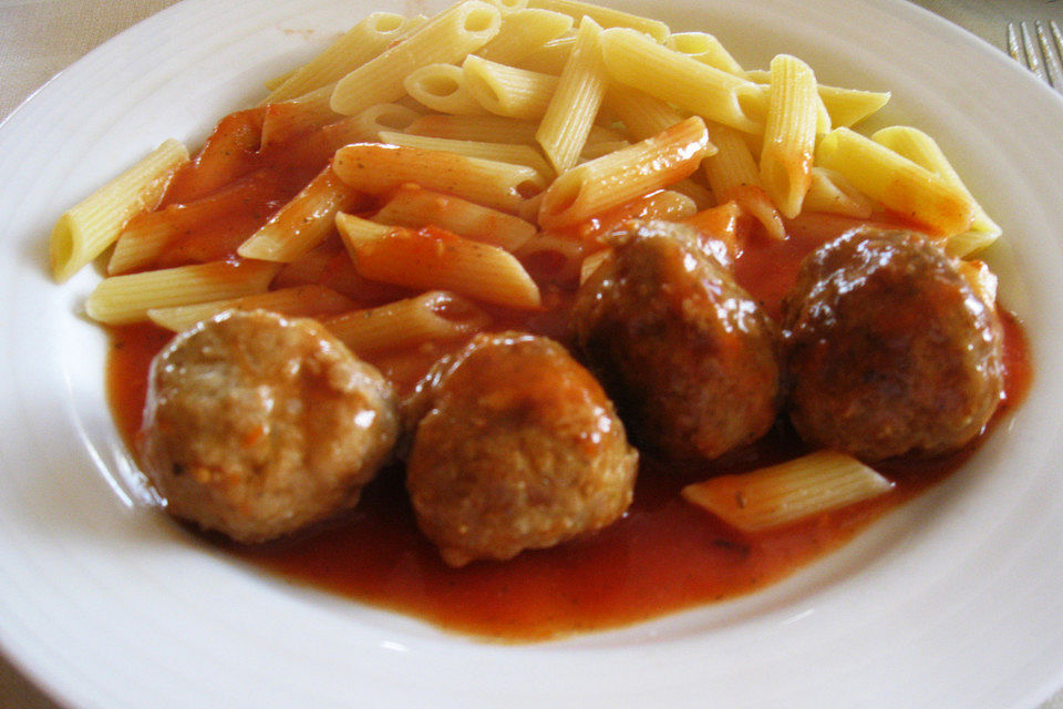 Nudeln mit Tomatensauce und Hackbällchen