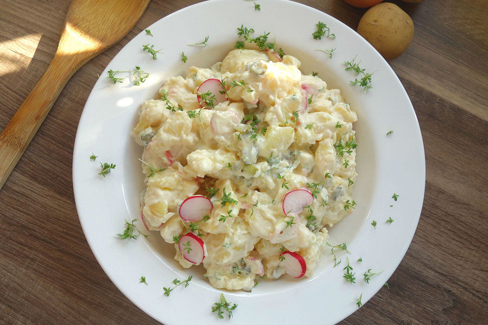 Kartoffelsalat mit Kresse, Radieschen und Mayonnaise