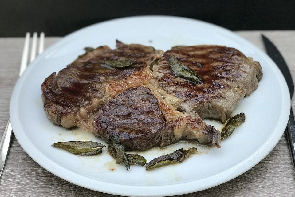 Entrecôte mit Salbeibutter