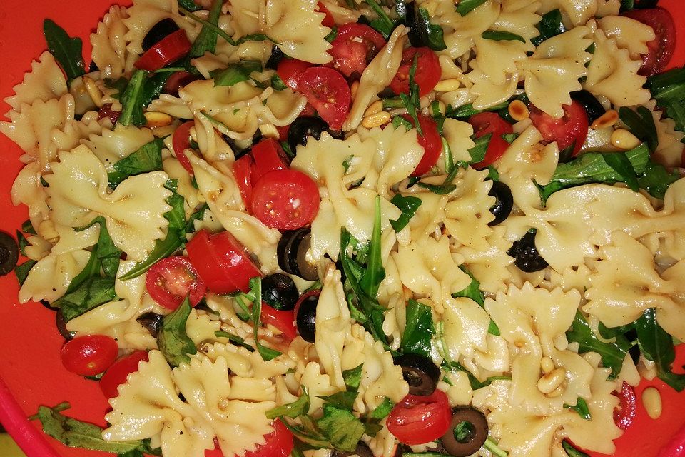 Pastasalat mit Rucola