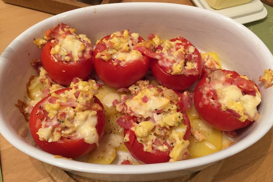 Gefüllte Tomaten mit Speck-Rührei