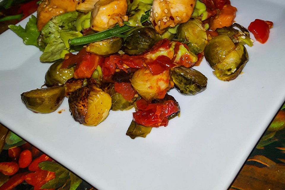 Herbstsalat mit geröstetem Gemüse und Avocadodip