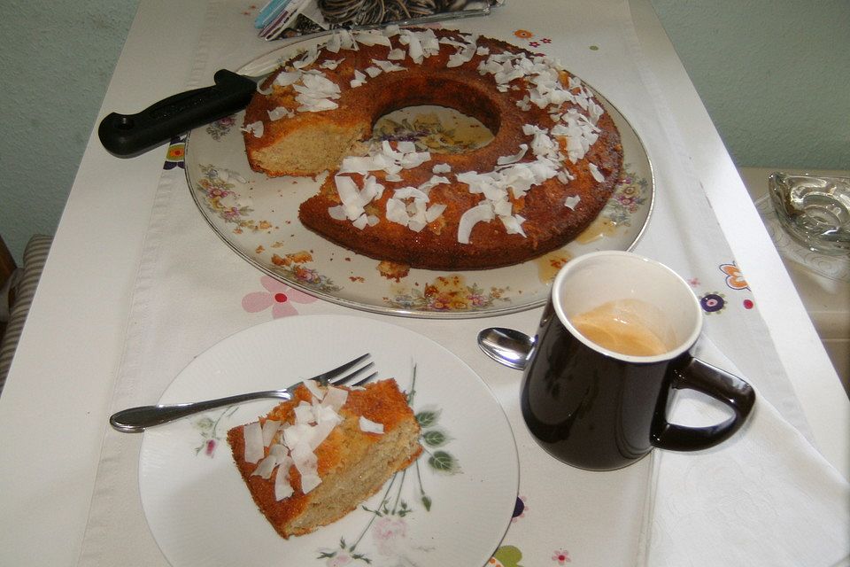 Kokos-Bananen-Kuchen mit Kirschwassersirup