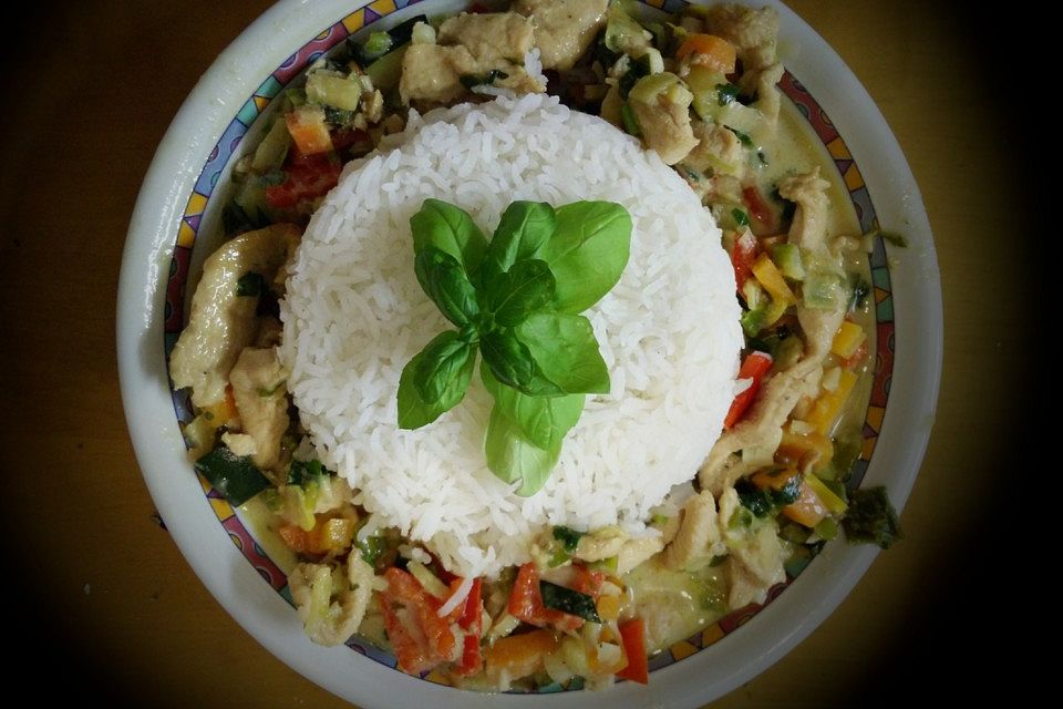 Thai-Basilikum-Huhn im Wok mit Gemüse und Kokosmilch