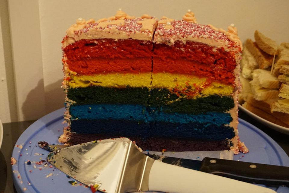 Regenbogenkuchen mit Marzipanteig