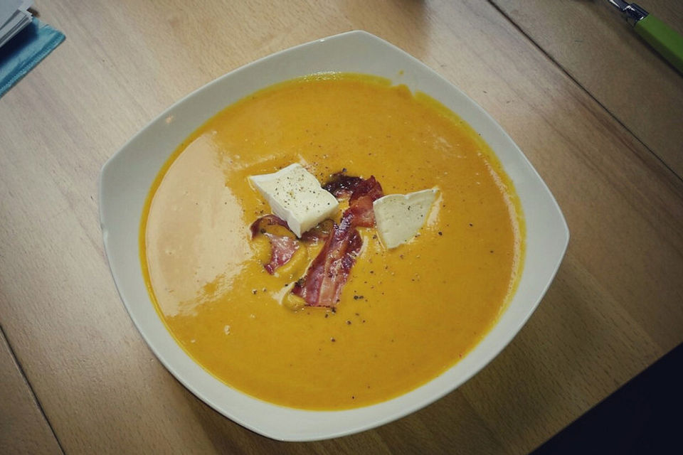 Kürbiscremesuppe mit Brie und Speck