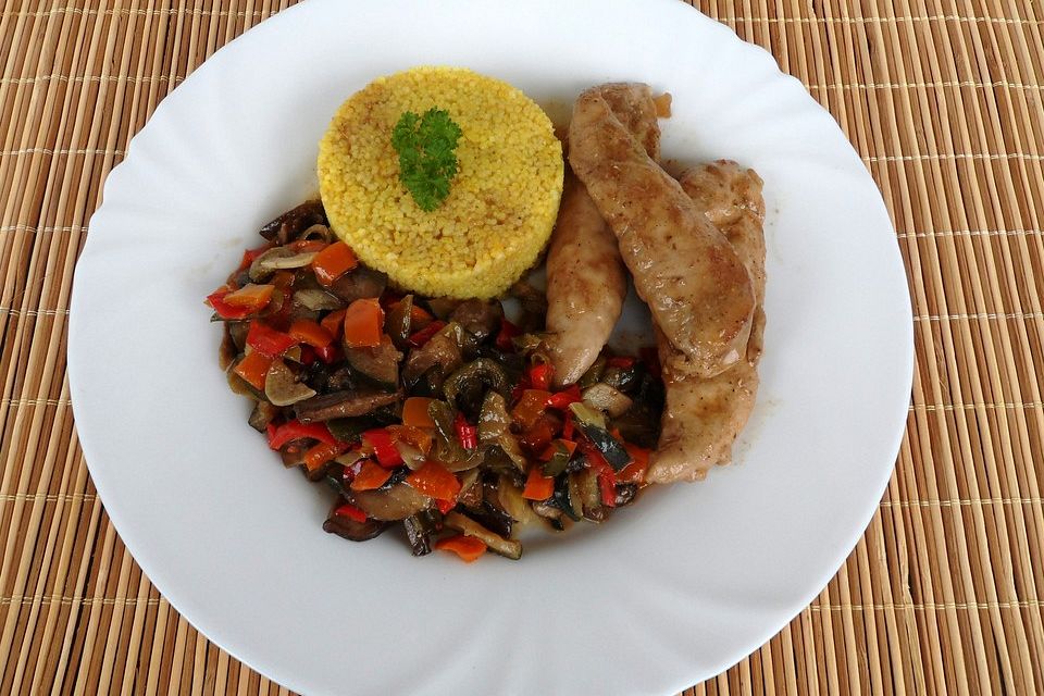 Saftige Hähnchenfilets mit Gemüse und Couscous